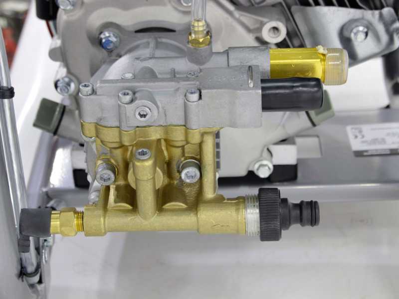 Nettoyeur haute pression thermique GeoTech GPW 10/210 B - moteur &agrave; essence de 208cc et 7 HP - 233 bars