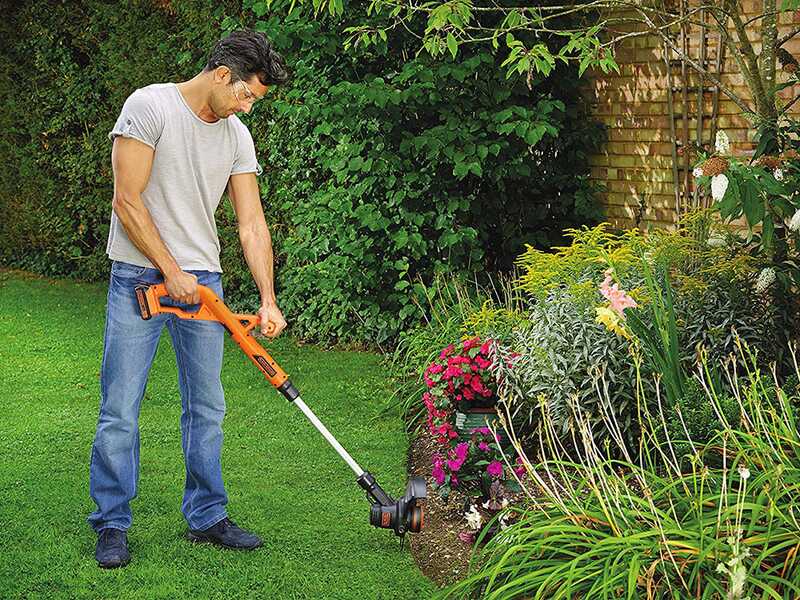 Black &amp; Decker ST182320-QW - Coupe-bordure &agrave; batterie 18V 2Ah + une batterie 18V 2Ah offerte