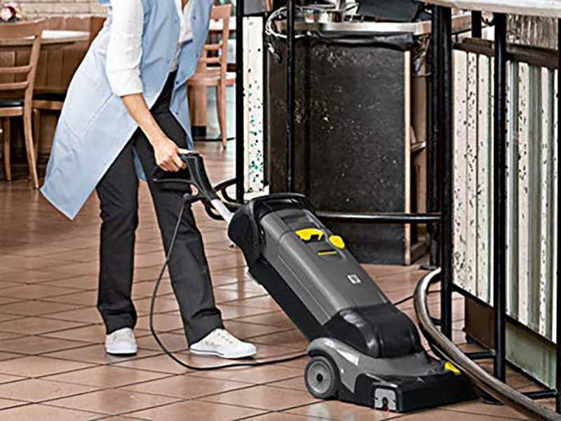 Autolaveuse Nettoyeur de sol compact Karcher Pro BR 30/4 C - Rendement de surface jusqu'&agrave; 200 m&sup2;/H - 820 W