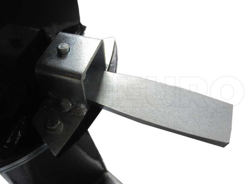Goulotte d’Auswurf rotative zu 360° des Häcksler Blackstone BTC100, mit inclinaison réglable für ajuster die distance d’expulsion des broyat