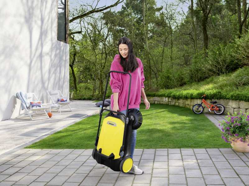 K&auml;rcher S 4 - Balayeuse manuelle avec bac de ramassage  - compartiment de r&eacute;colte 20 litres