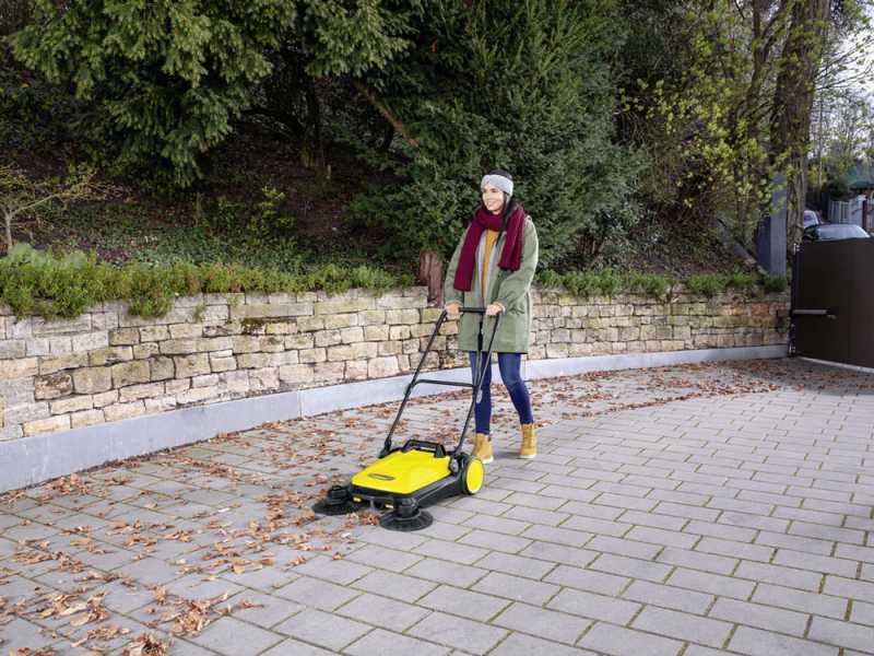 K&auml;rcher S 4 Twin - Balayeuse manuelle avec bac de ramassage - compartiment de r&eacute;colte de 20 litres