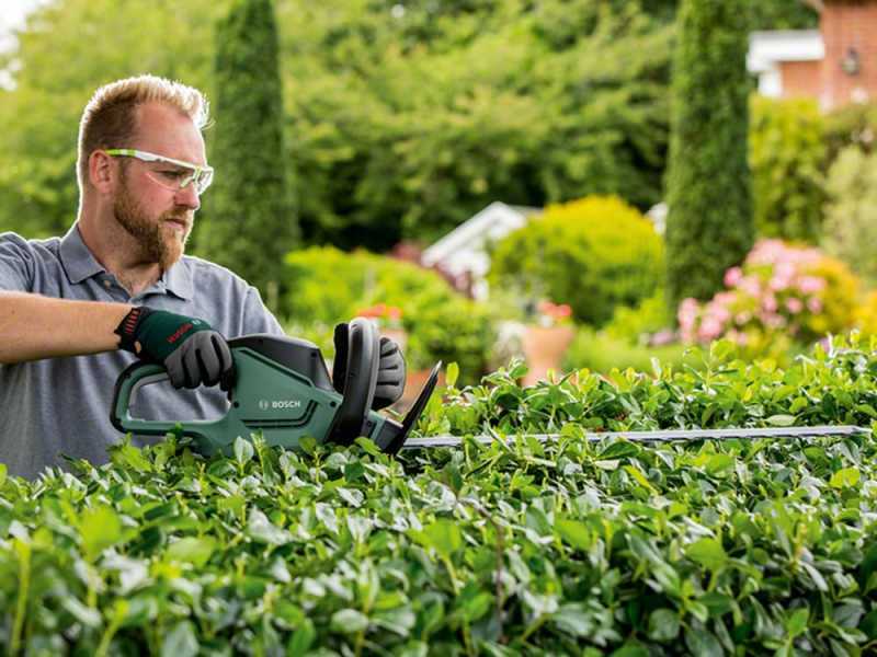 Bosch Universal Hedgecut 60 - Taille-haie &eacute;lectrique avec lame de 60 cm - 480W