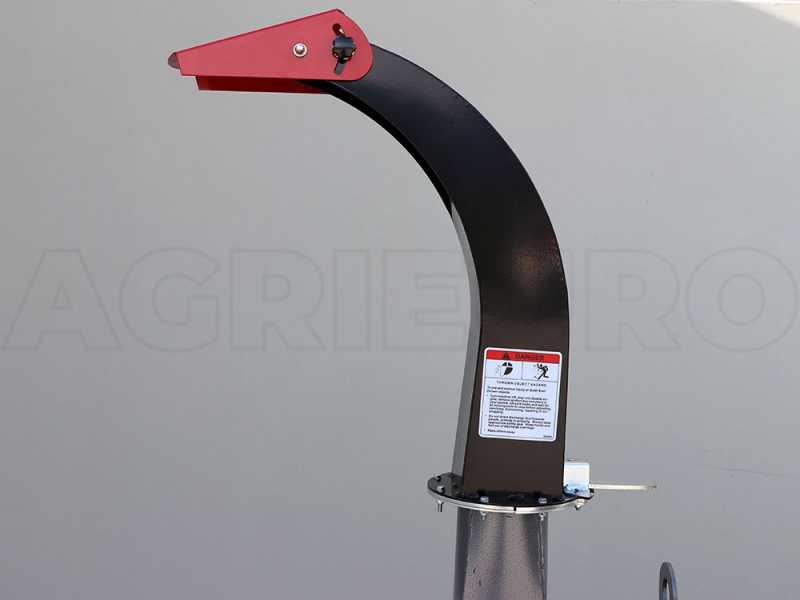 Goulotte d'éjection rotative à 360° du broyeur de branches, avec levier de réglage et contrôle de l'inclinaison pour ajuster la distance d'expulsion du broyat