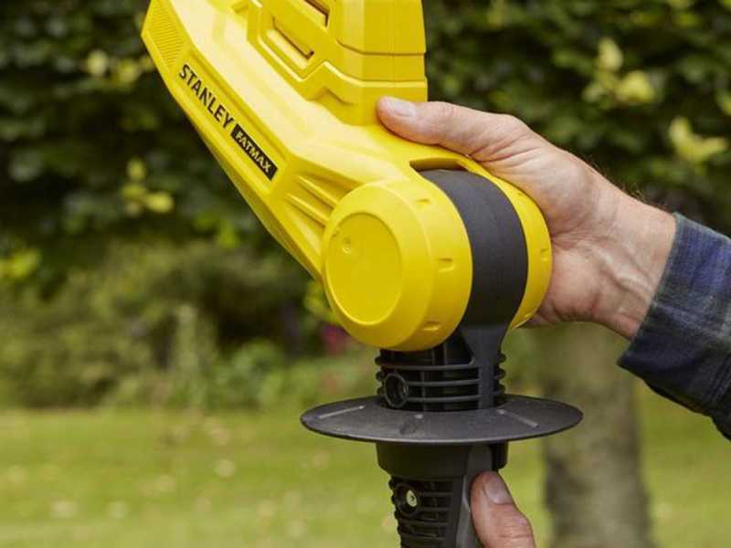 STANLEY FATMAX V20 - Taille-haie sur perche t&eacute;lescopique &eacute;lectrique &agrave; batterie 18V/4Ah