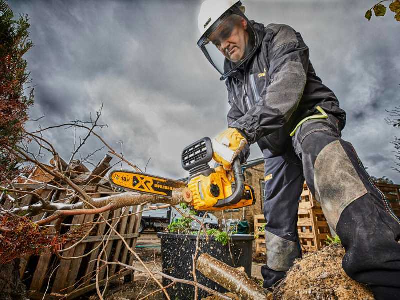 Dewalt DCM565P1-QW - Tron&ccedil;onneuse &agrave; batterie 18V 5Ah - Guide de 30 cm