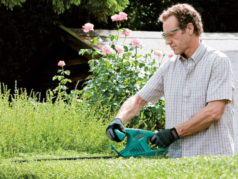 Bosch Easy HedgeCut 45 - Taille-haie &eacute;lectrique avec lame de 45 cm - 420W