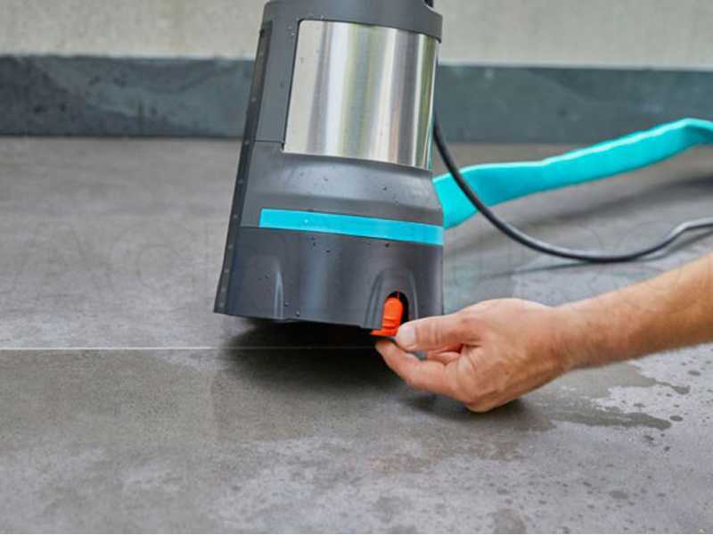 Pompe immerg&eacute;e pour eaux claires Gardena 11000 Aquasensor art. 9034-20