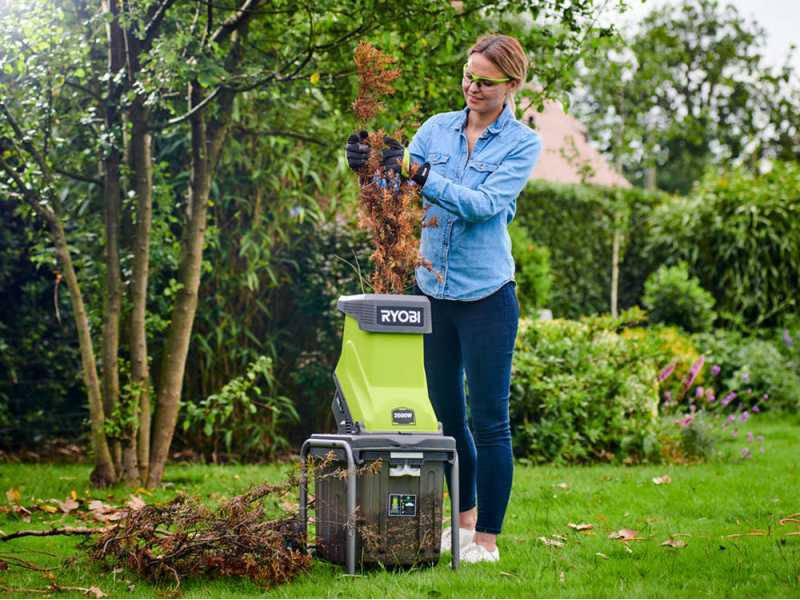 Ryobi RSH2545B - Broyeur de v&eacute;g&eacute;taux &eacute;lectrique - Bac de 40L - Diam&egrave;tre de coupe de 45 mm - 2500 W