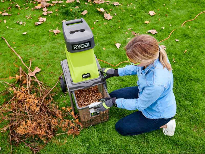 Ryobi RSH2545B - Broyeur de v&eacute;g&eacute;taux &eacute;lectrique - Bac de 40L - Diam&egrave;tre de coupe de 45 mm - 2500 W