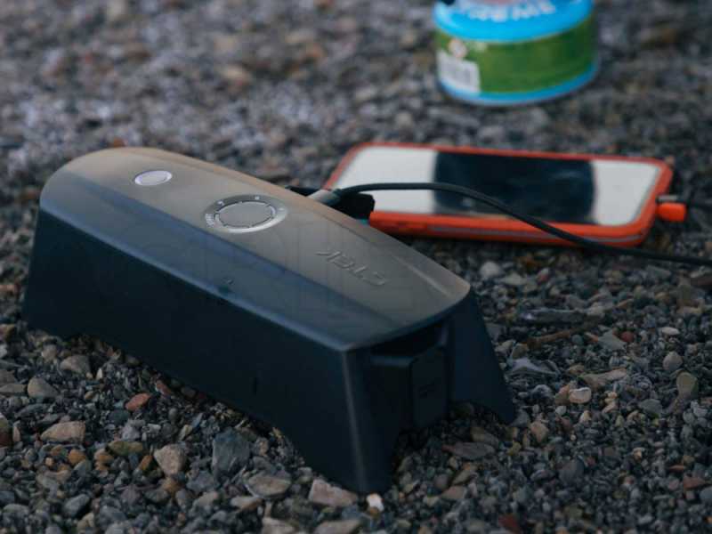 CTEK CS FREE - Chargeur de batterie, mainteneur de charge et batterie externe - batterie de 6Ah/12V
