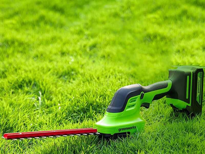 Greenworks G24SHT - Cisaille &agrave; gazon &agrave; batterie sur perche - Kit batterie de 24V/2.0Ah et chargeur