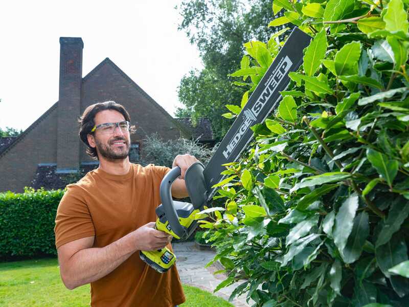 RYOBI RY18HT45A-120 - Taille-haie &agrave; batterie - 18V/2Ah - Lame de 45 cm