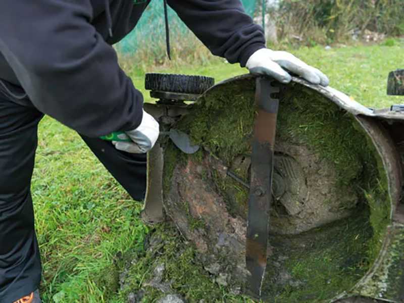 Grattoir pour l'entretien de carter tondeuses et autoport&eacute;es