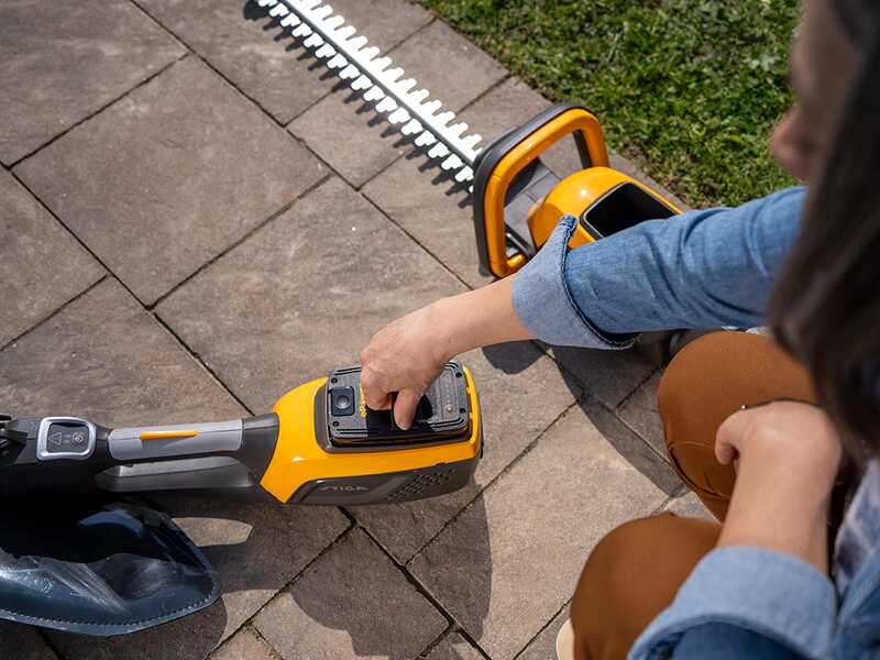  Stiga MT 500e Kit - Taille-haie et Perche &eacute;lagueuse multifonction - BATTERIE ET CHARGEUR INCLUS