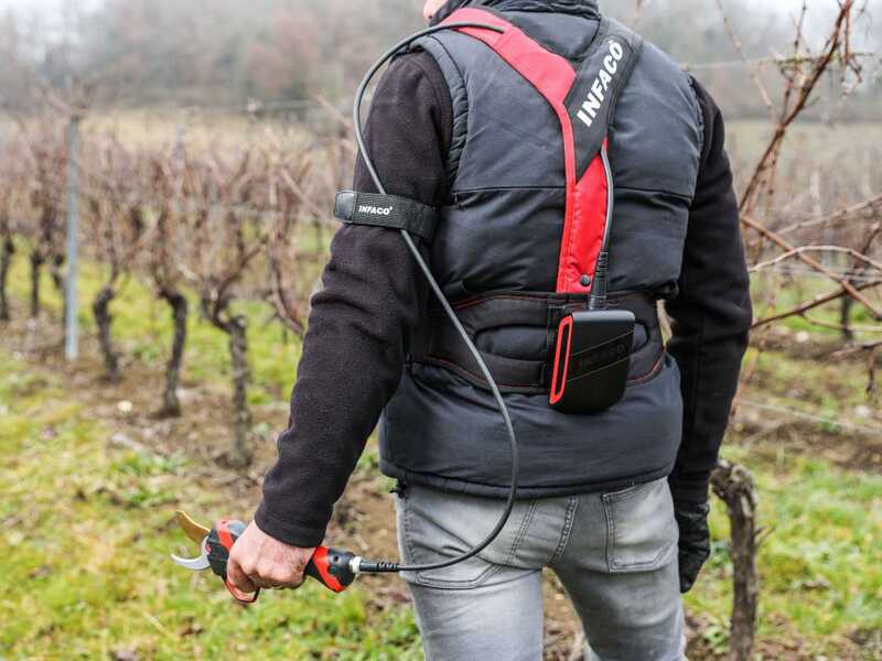 S&eacute;cateur &eacute;lectrique de taille Infaco F3020 sur perche de rallonge t&eacute;lescopique en carbone 147.5-212 cm - Batterie et sac &agrave; dos inclus - Diam&egrave;tre de coupe 40 mm