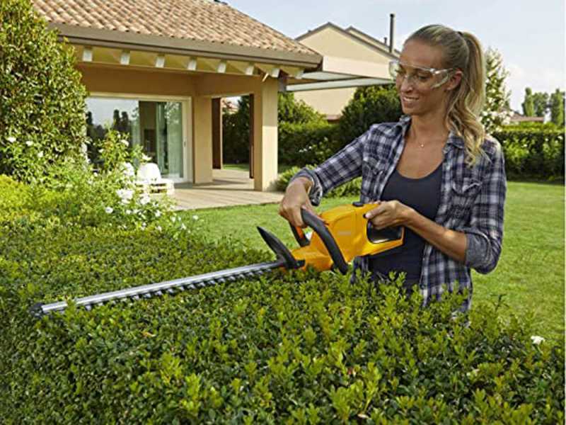 STIGA HT 100e KIT - Taille-haie &agrave; batterie - 20V/2Ah - Lame de 55 cm