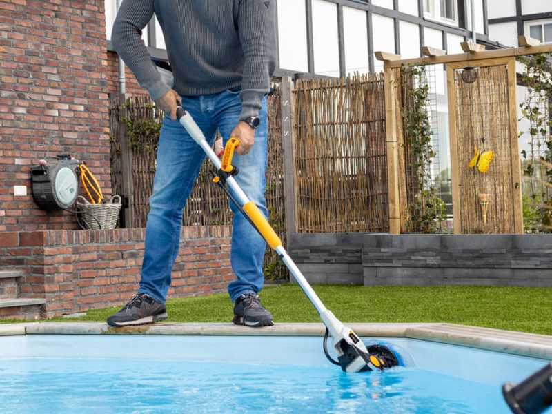 Nettoyeur de sols ext&eacute;rieurs &agrave; batterie Batavia TWIN BRUSH - 18V 2Ah