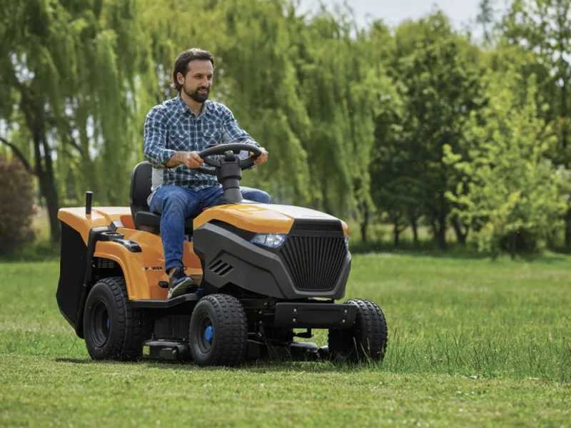 Tracteur tondeuse &agrave; batterie Stiga Estate 584e - Bac de ramassage - Puissance 48V/40Ah