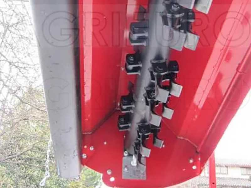 Broyeur &agrave; tracteur avec d&eacute;port hydraulique de s&eacute;rie medium Agrieuro FL 190