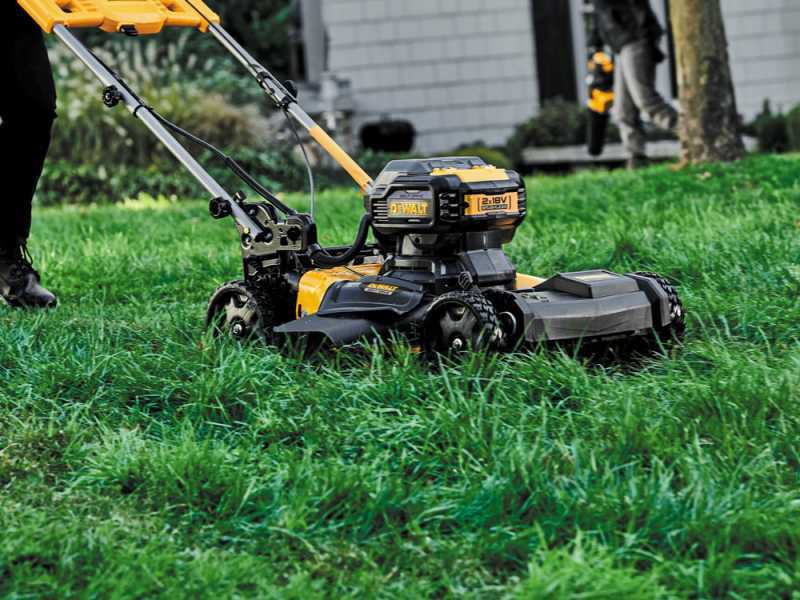 Tondeuse &agrave; gazon sur batterie DeWalt DCMWSP564N-XJ - 2 BATTERIES DE 18V 5AH