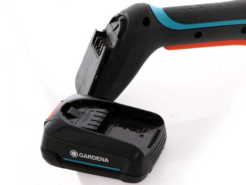 Gardena EasyCut 110/18V P4A - S&eacute;cateur &eacute;lectrique d'&eacute;lagage sur perche - 18V 2Ah - Diam&egrave;tre de coupe 28 mm