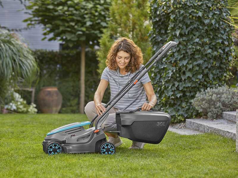 Tondeuse Gazon Sans Fil Gardena PowerMax 32/18V - 200m², Bac 30L, Lame 32cm