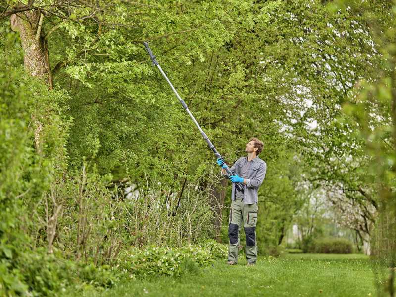 Gardena HighCut 360/18V Solo - S&eacute;cateur &eacute;lectrique de taille avec perche - Diam&egrave;tre de coupe 28 mm - SANS BATTERIE NI CHARGEUR