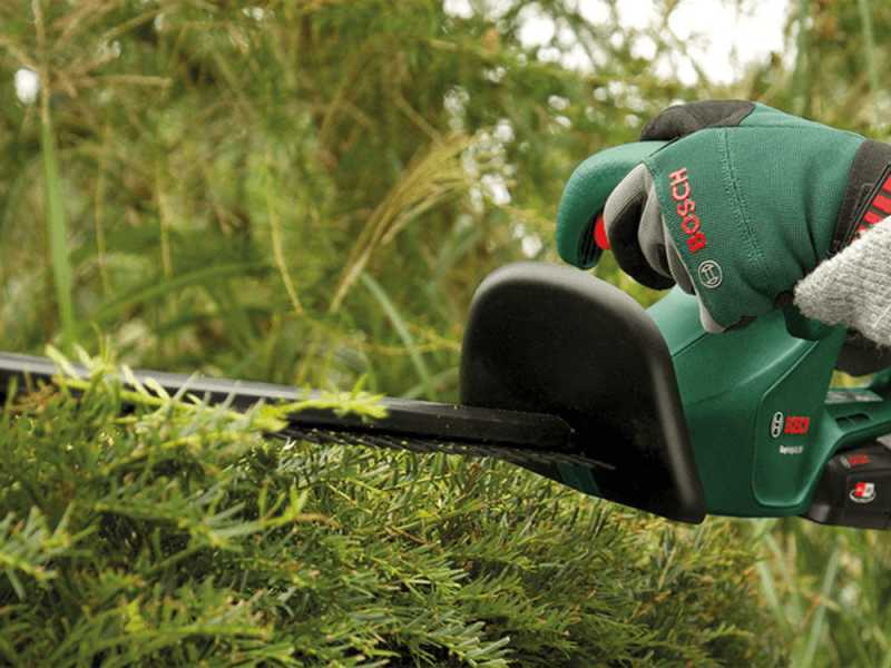 Taille-haie &agrave; batterie au lithium BOSCH EasyHedgeCut 18-45 - 18V 2Ah