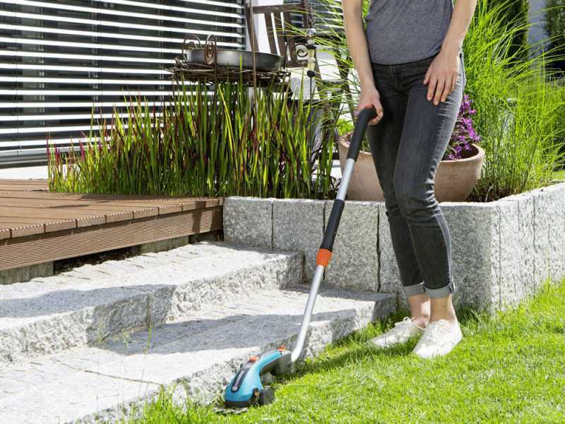Gardena ClassicCut - Cisaille &agrave; gazon &eacute;lectrique sur batterie avec perche - 3.6V 2.5Ah