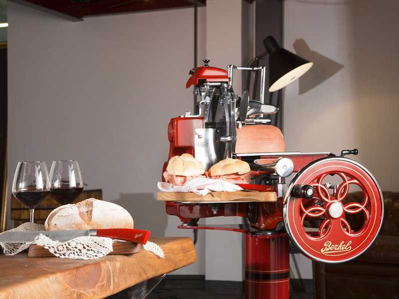 Berkel Tribute Rouge - Trancheuse &agrave; volant avec pi&eacute;destal - Lame en acier inox au chrome de 300 mm