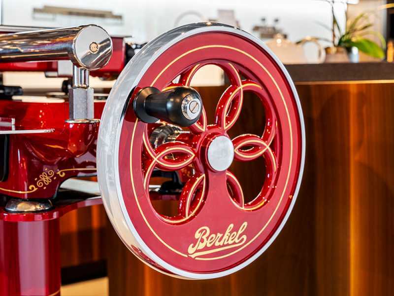 Berkel Tribute Rouge - Trancheuse &agrave; volant avec pi&eacute;destal - Lame en acier inox au chrome de 300 mm