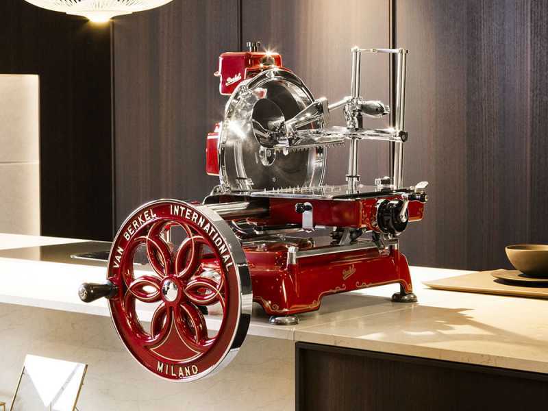 Berkel B114 - Trancheuse &agrave; volant avec pi&eacute;destal - Lame en acier au chrome de 320 mm - Rouge