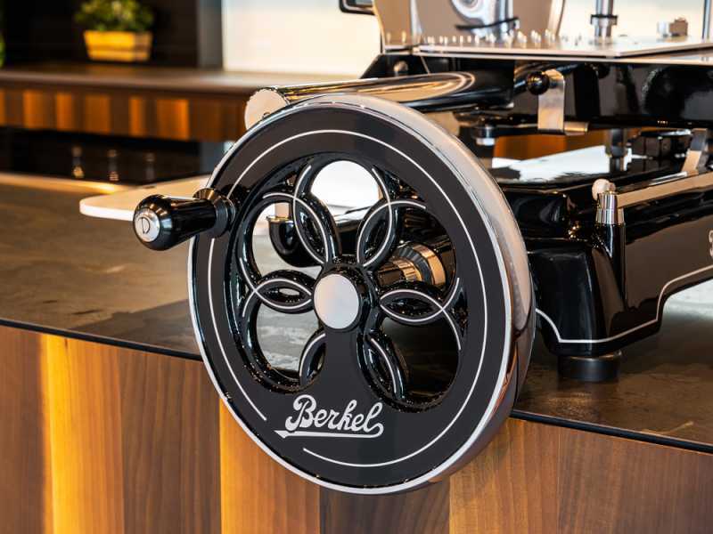 BERKEL B3 Noire - Trancheuse &agrave; volant avec pi&eacute;destal - Lame en acier au chrome de 300 mm