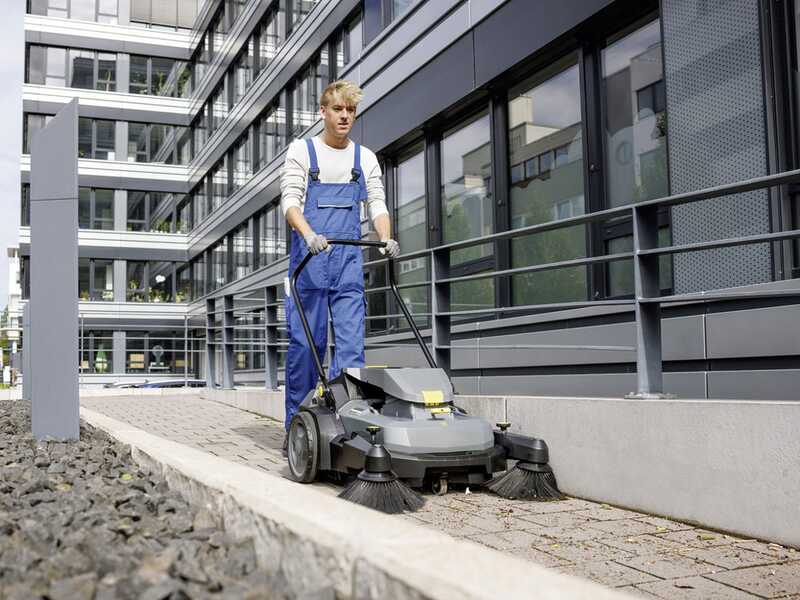 Karcher KM 70/25 C Bp 2SB - Balayeuse &agrave; batterie avec bac de ramassage 36V 5Ah