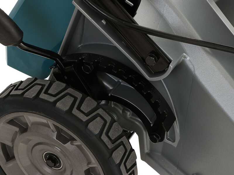 Makita DLM533 - Tondeuse &agrave; gazon tract&eacute;e &agrave; batterie - 4x18V/5Ah - Coupe 53 cm