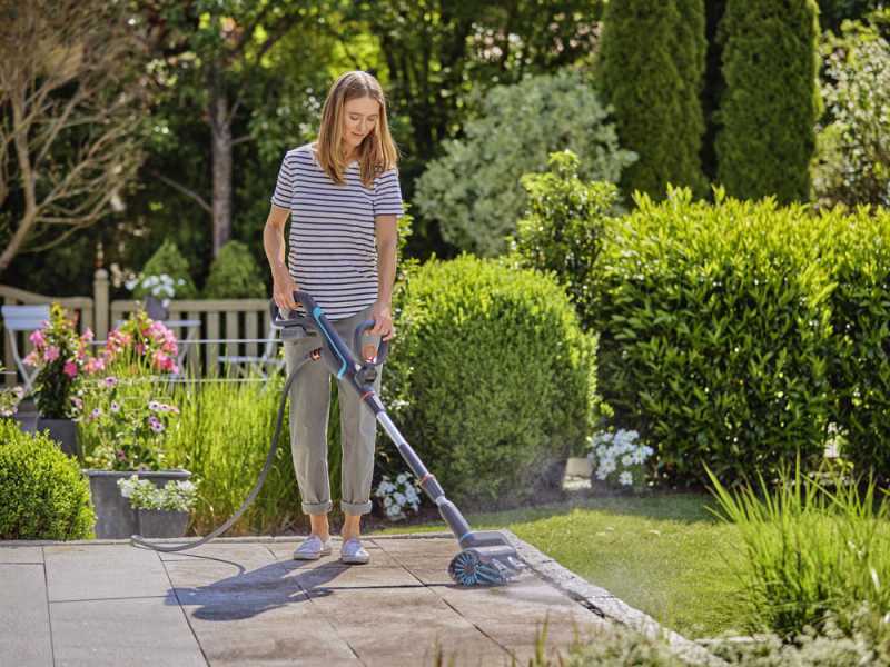 Gardena AquaBrush Universal 04/1 - Nettoyeur de sols &agrave; batterie + Brosse - SANS BATTERIE NI CHARGEUR