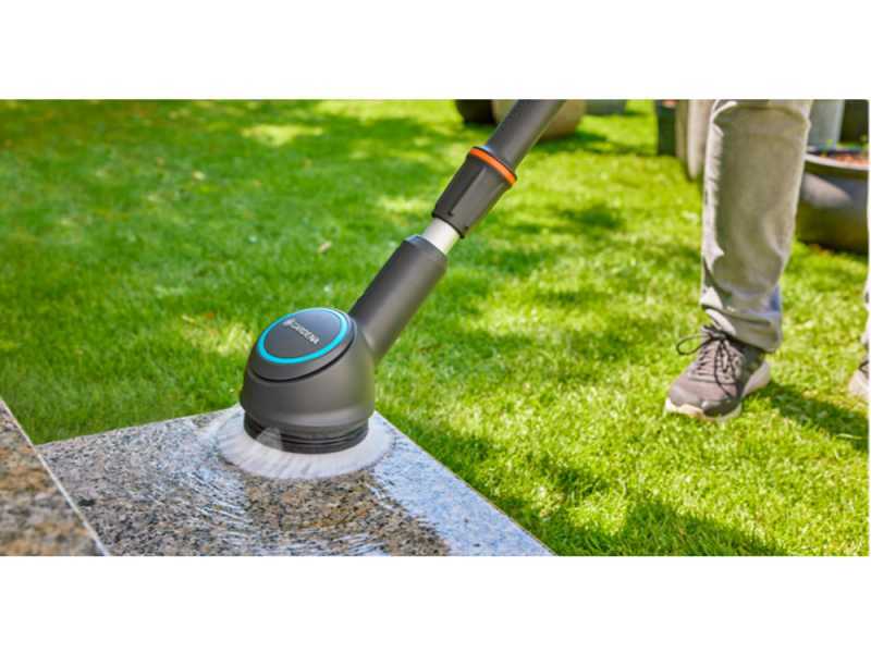 Gardena AquaBrush Compact 02/18V - Nettoyeur de sols &agrave; batterie - avec kit de d&eacute;marrage 18V - 2,5Ah