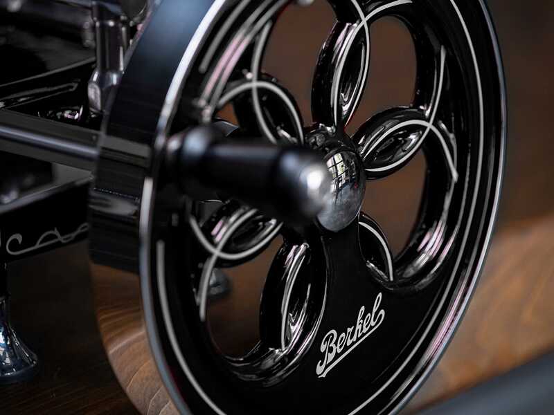 Berkel B2 Noir - Trancheuse &agrave; volant avec pi&eacute;destal - Lame en acier chrom&eacute; de 265 mm