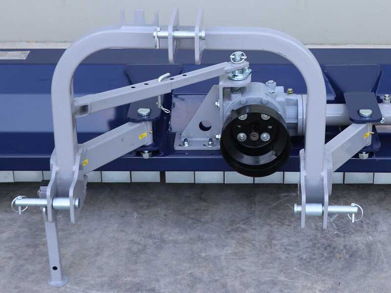 BullMach Maia 155 S - Broyeur pour tracteur avec disque interfilaire - S&eacute;rie m&eacute;dium - D&eacute;port manuel