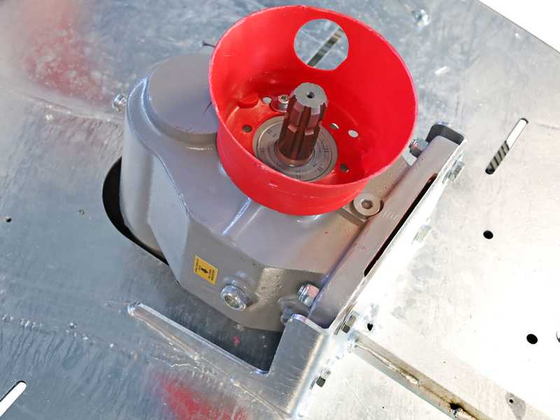 Atomiseur tra&icirc;n&eacute; Gray T Car 1500/80 avec attelage pour tracteur pour pulv&eacute;risation - Capacit&eacute; 1500L - Pompe AR1064