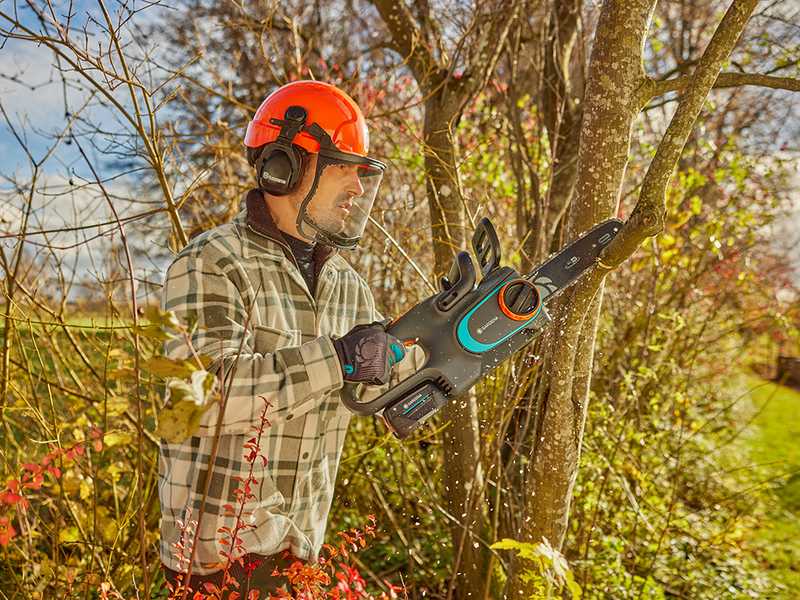 Gardena PowerSaw 250/18V - Tron&ccedil;onneuse &agrave; batterie sans fil - Lame de 25 cm - SANS BATTERIE NI CHARGEUR