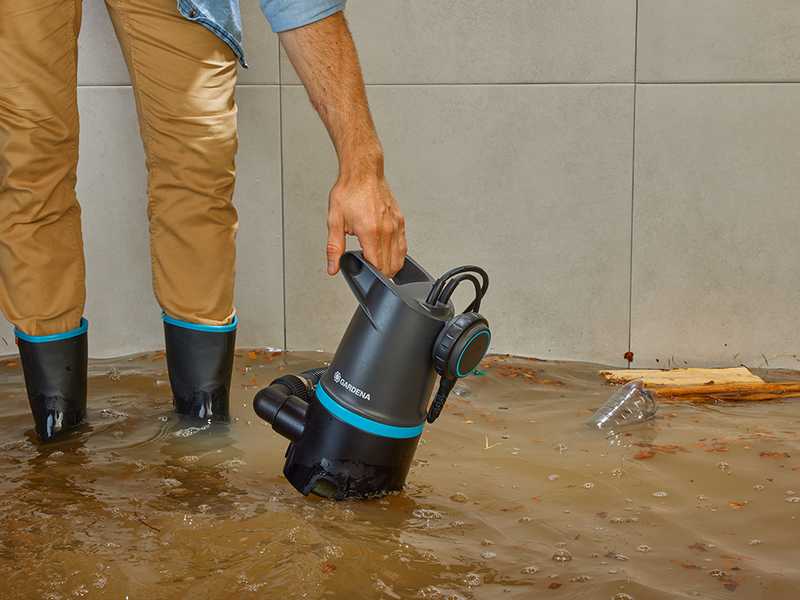 Gardena 20000 BASIC - Pompe immerg&eacute;e &eacute;lectrique pour eaux charg&eacute;es - Flotteur int&eacute;gr&eacute;