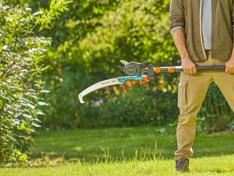 Gardena StarCut Pro L - Coupe-branches sur perche t&eacute;lescopique 175-400 cm + Scie avec lame de 34 cm - &Oslash;32mm