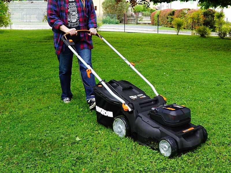 Worx Nitro WG737E - Tondeuse &agrave; gazon sans fil - 2x20V/4Ah - Coupe 37cm