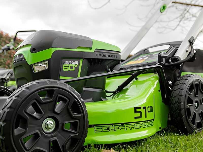 Greenworks GD60LM51SPK4 - Tondeuse &agrave; gazon autotract&eacute;e &agrave; batterie - 60V/4Ah - Coupe 51 cm