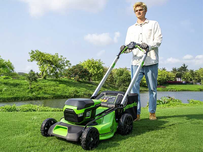 Greenworks GD60LM51SPK4 - Tondeuse &agrave; gazon autotract&eacute;e &agrave; batterie - 60V/4Ah - Coupe 51 cm