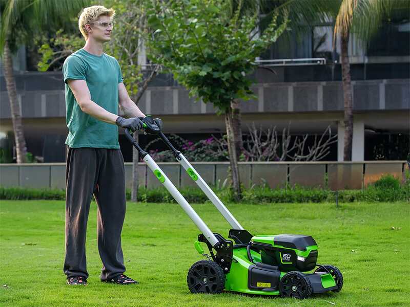 Greenworks GD60LM46SPK4 - Tondeuse &agrave; gazon autotract&eacute;e &agrave; batterie - 60V/4Ah - Coupe 46 cm