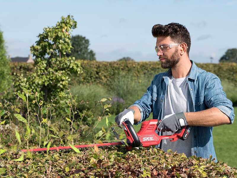 Skil 0438 CA - Taille-haie &agrave; batterie - Lame de 55 cm - 20v/2.5ah