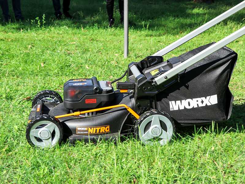 Tondeuse tract&eacute;e &agrave; batterie WORX NITRO WG749E - 40V / 4Ah - coupe de 46 cm